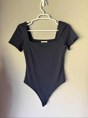 ARITZIA BABATON Women’s Navy Original Contour Manner Bodysuit